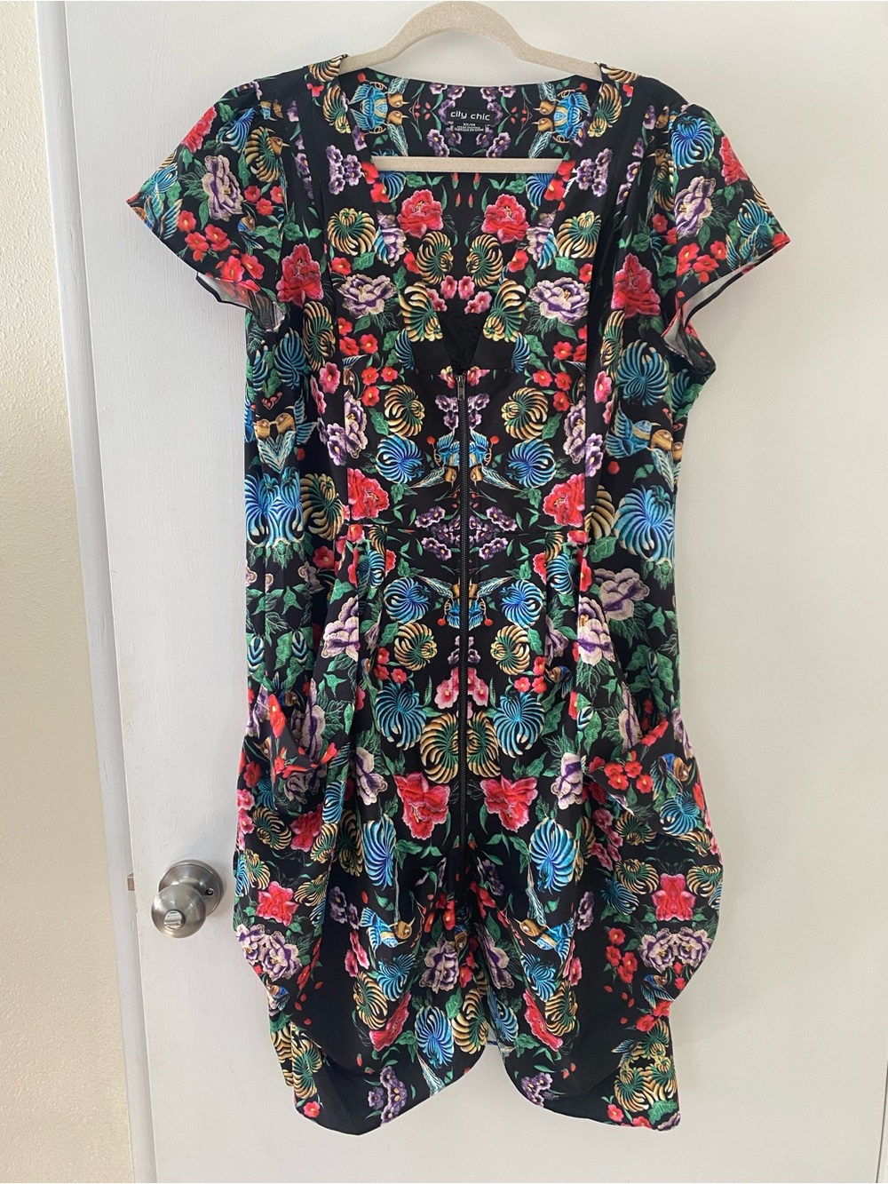 City Chic Black Floral V-Neck Dress Zip Front Pockets Dopamine Artsy Size 14